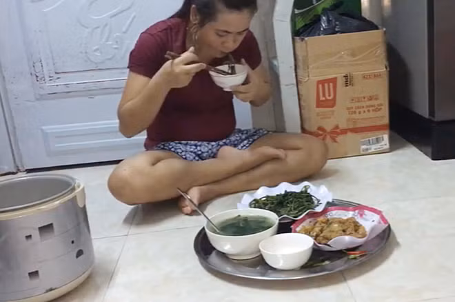 Bữa cơm đạm bạc của công nhân trong những ngày cuối năm.