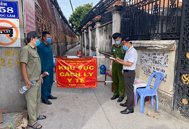 Phóng viên Báo CAND tác nghiệp tại hẻm 258 Hồ Ngọc Lãm (nơi có chuỗi lây nhiễm bùng phát mạnh).