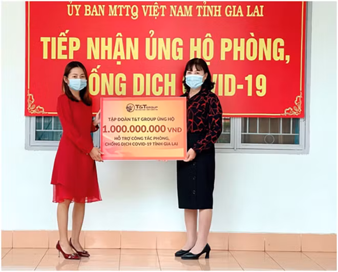 Đại diện Tập đoàn T&T Group trao hỗ trợ cho đại diện Uỷ ban MTTQ Việt Nam tỉnh Gia Lai