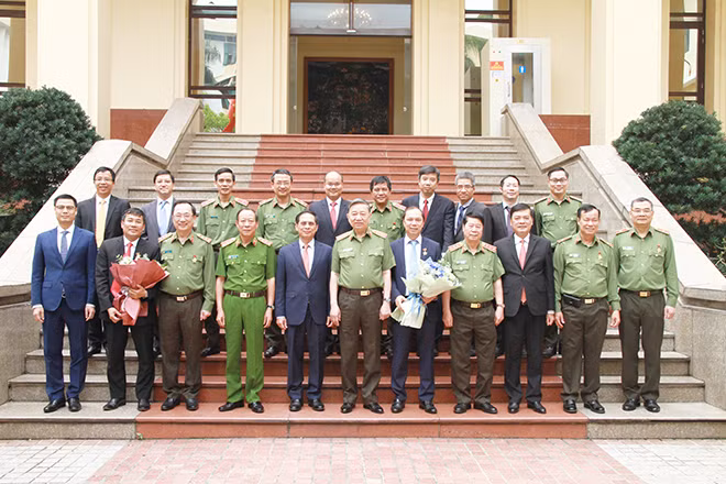 Lãnh đạo Bộ Công an, Bộ Ngoại giao và các đại biểu chụp ảnh lưu niệm.