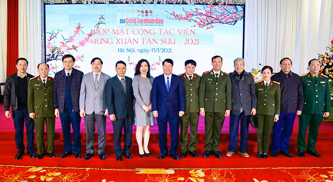 Các đại biểu chụp ảnh lưu niệm cùng lãnh đạo, Ban Biên tập Báo CAND.