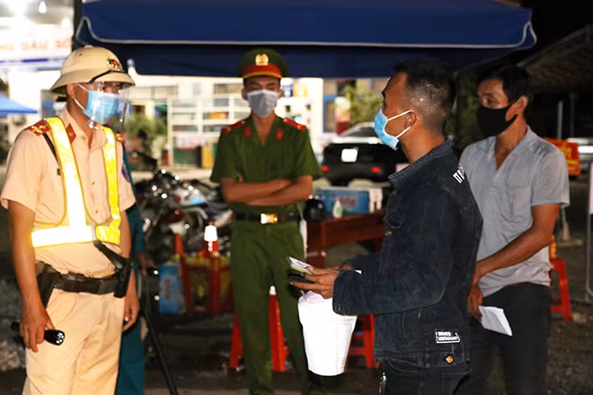 Tất cả người, phương tiện đi qua chốt kiểm soát Tân Tập đều phải dừng xe để kiểm tra theo quy định.