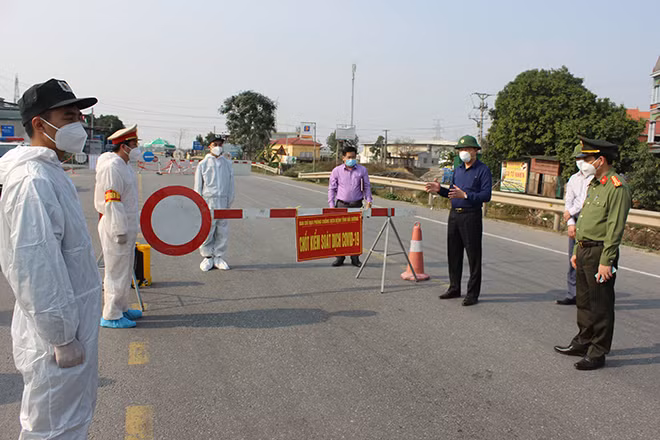 Lãnh đạo Công an tỉnh Hải Dương động viên CBCS tại chốt phòng, chống dịch COVID-19 trên địa bàn huyện Cẩm Giàng. Lãnh đạo Công an tỉnh Hải Dương động viên CBCS tại chốt phòng, chống dịch COVID-19 trên địa bàn huyện Cẩm Giàng.