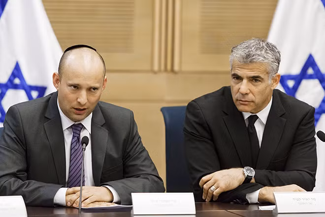 Thủ lĩnh đảng Yamina, ông Naftali Bennett (bên trái) và thủ lĩnh đảng Yesh Atid, ông Yair Lapid. Nguồn: timesofisrael