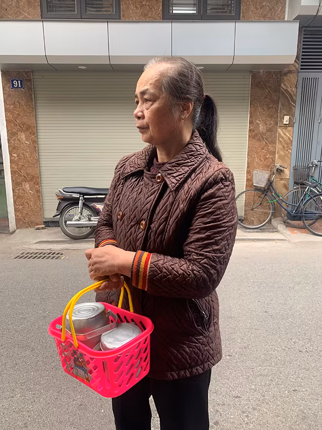 Với hoàn cảnh đặc biệt khó khăn nên bà Thu được “mua” thêm một suất cơm mang về.