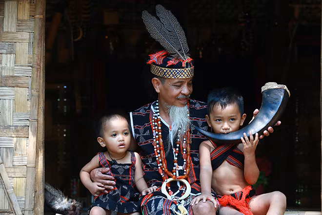 Người làng Toom Sara đã bắt nhịp với cuộc sống mới.