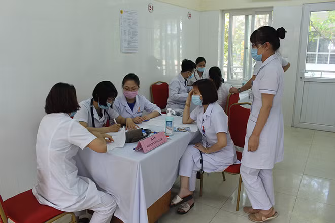Khám sàng lọc, kiểm tra sức khỏe trước khi tiêm vaccine.