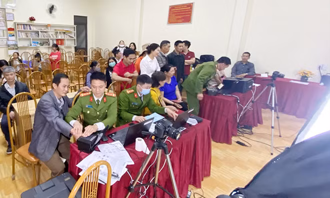 Công an thành phố Sơn La xuyên đêm cấp căn cước công dân cho bà con. Công an thành phố Sơn La xuyên đêm cấp căn cước công dân cho bà con.