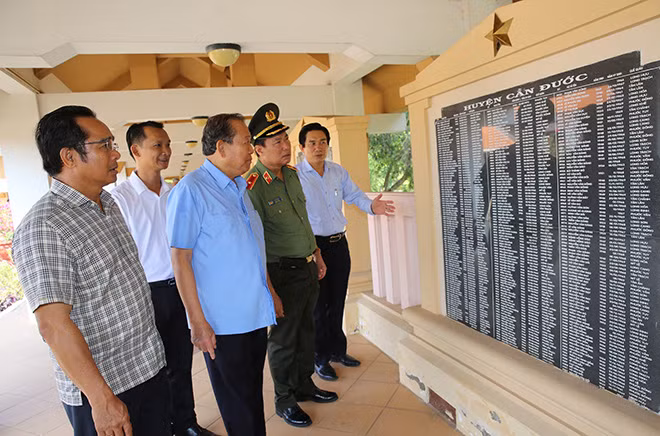Phó Thủ tướng Thường trực Chính phủ Trương Hòa Bình tại Khu Di tích lịch sử Cách mạng tỉnh Long An. Ảnh: VGP/Mạnh Hùng.