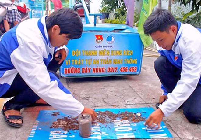 Thành viên đội hút đinh tình nguyện Quận đoàn Thủ Đức đang phân loại đinh sau khi hút được. Thành viên đội hút đinh tình nguyện Quận đoàn Thủ Đức đang phân loại đinh sau khi hút được.