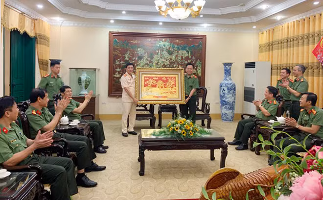 Thiếu tướng Nguyễn Khắc Cường trao bức tranh Khuê Văn Các tặng tặng Công an tỉnh Phú Thọ tại buổi Giao lưu.