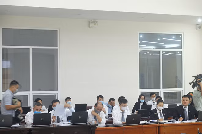 Luật sư bào chữa tham dự phiên toà.