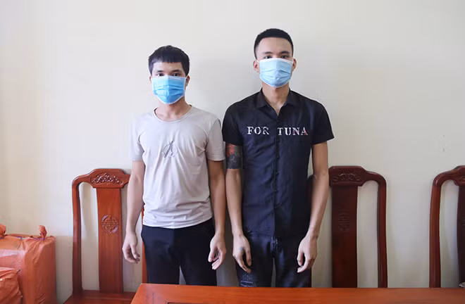 Đối tượng Lưu Đình Lực (áo trắng) và Phan Đăng Thành (áo đen).