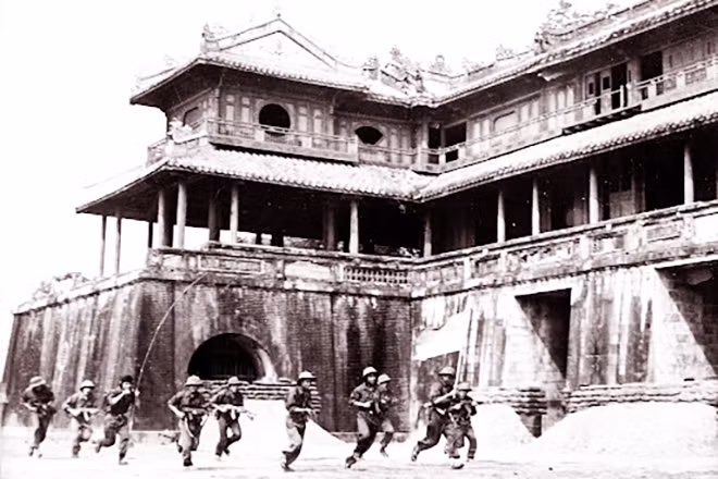 Bộ đội giải phóng tiến vào cổng Ngọ Môn Huế trong ngày giải phóng Thừa Thiên-Huế. Ảnh tư liệu