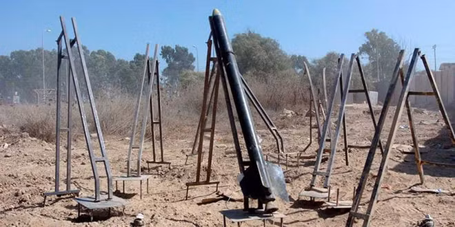 Một quả tên lửa Quassam của Hams chuẩn bị phóng về phía Israel. Một quả tên lửa Quassam của Hams chuẩn bị phóng về phía Israel.