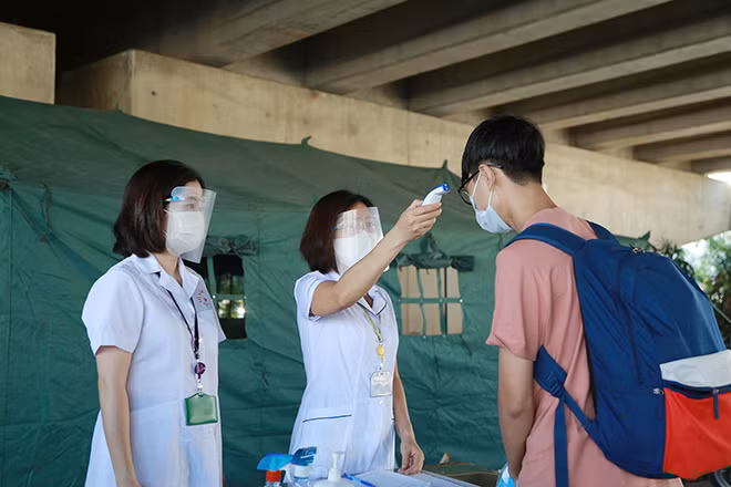 Tổ kiểm soát dịch tại chân cầu Thanh Trì tiến hành Kiểm tra thân nhiệt.