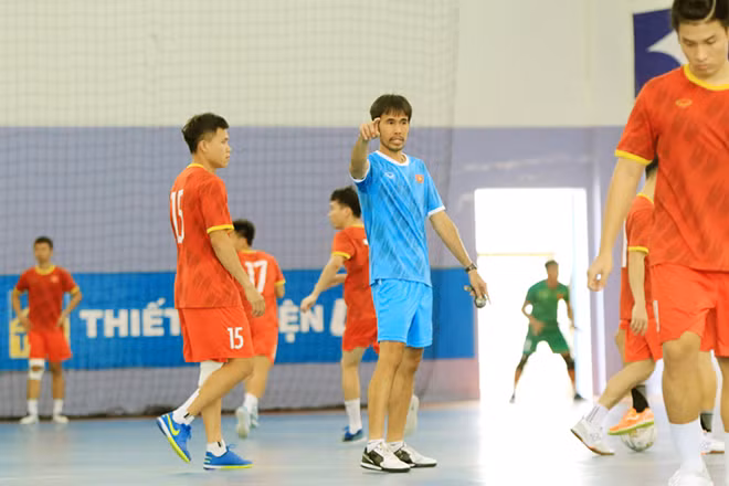 Huấn luyện viên Phạm Minh Giang đứng trước cơ hội lịch sử. Ảnh: VFF