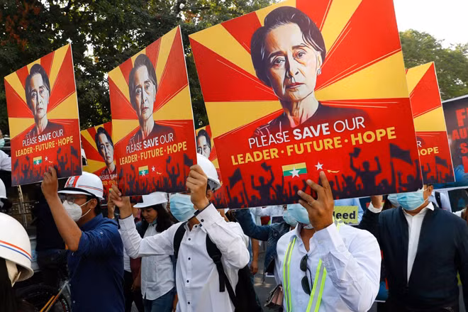 Người dân biểu tình ủng hộ Bà Aung San Suu Kyi.