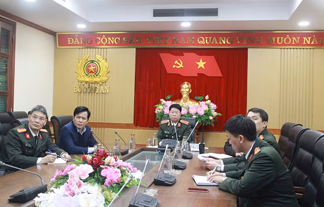 Thứ trưởng Bùi Văn Nam kiểm tra công tác bảo đảm an ninh, trật tự Đại hội XIII của Đảng tại Trung tâm Chỉ huy Bộ Công an.
