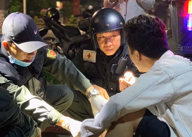 Hỗ trợ sơ cứu trường hợp bị tai nạn giao thông trong đêm khuya.