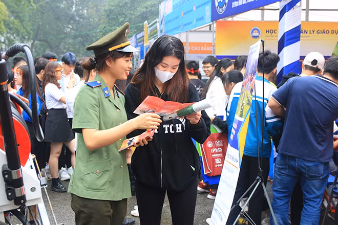 Cán bộ các trường CAND tư vấn chọn ngành cho thí sinh tại Ngày hội tư vấn tuyển sinh năm 2021. Cán bộ các trường CAND tư vấn chọn ngành cho thí sinh tại Ngày hội tư vấn tuyển sinh năm 2021.