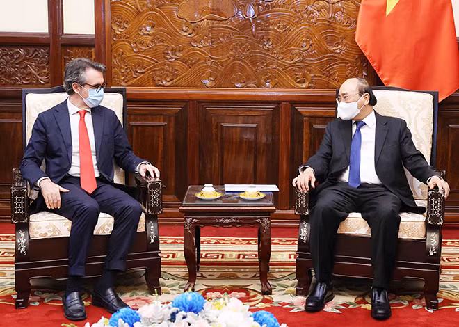 Chủ tịch nước Nguyễn Xuân Phúc và Đại sứ, Trưởng phái đoàn Liên minh châu Âu (EU) Giorgio Aliberti tại buổi tiếp. Ảnh: TTXVN Chủ tịch nước Nguyễn Xuân Phúc và Đại sứ, Trưởng phái đoàn Liên minh châu Âu (EU) Giorgio Aliberti tại buổi tiếp. Ảnh: TTXVN