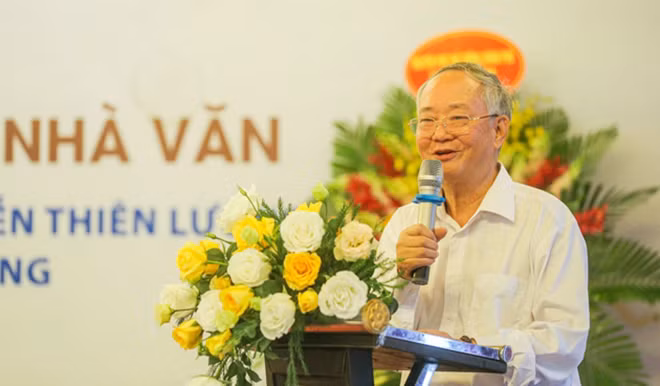 Nhà văn Nguyễn Như Phong tại lễ ra mắt tuyển tập đại gia đình.