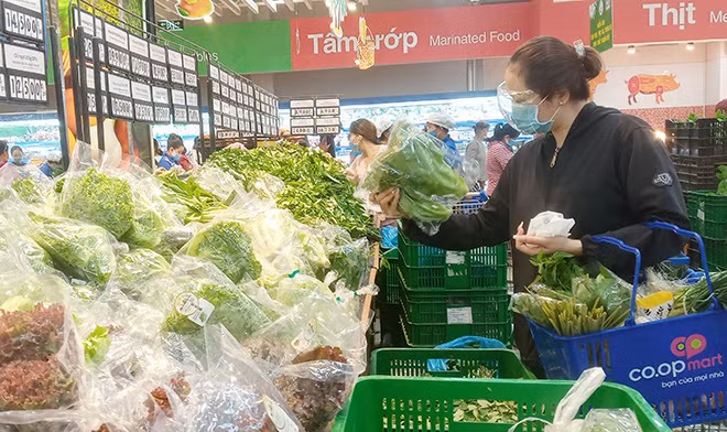 Hàng hoá tại siêu thị đầy ắp.