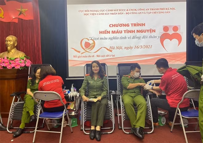 Cán bộ, chiến sĩ 4 đơn vị tham gia hiến máu tình nguyện.