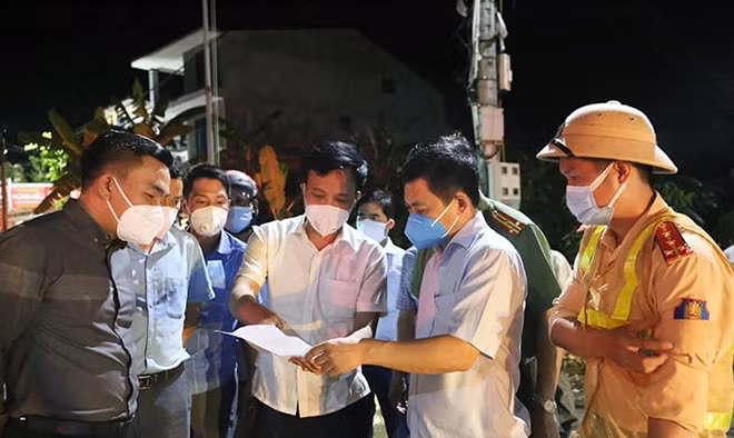 Lực lượng chức năng lên phương án lập thêm chốt kiểm soát y tế. Lực lượng chức năng lên phương án lập thêm chốt kiểm soát y tế.