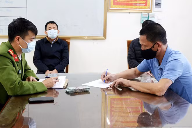 Công an huyện Vân Đồn tống đạt quyết định xử phạt các trường vi phạm.