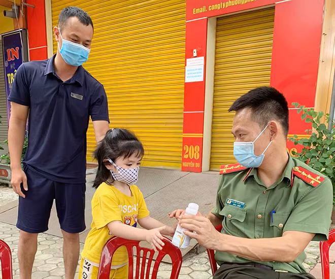 Em bé hỗ trợ lực lượng cắm chốt.
