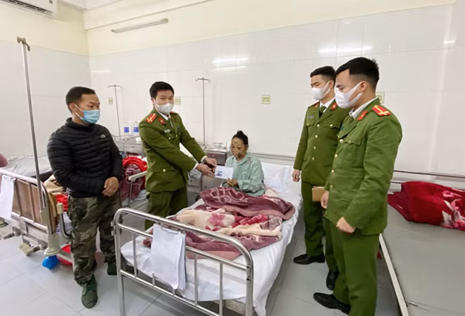 Công an thị xã Sa Pa ủng hộ gia đình nạn nhân. Công an thị xã Sa Pa ủng hộ gia đình nạn nhân.
