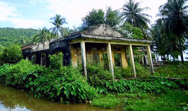 Những ngôi nhà một thời giúp người làng Vân chống chọi với bệnh tật và thiên nhiên đã bỏ hoang từ khi người làng được dời về nơi ở mới tốt hơn.