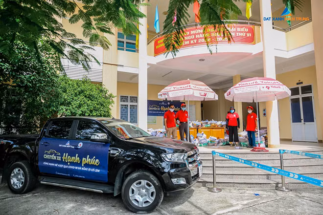 Tiền mặt, trang phục bảo hộ phòng dịch, thiết bị y tế lẫn nhu yếu phẩm tổng trị giá 2,5 tỷ đồng đã lần lượt được Đất Xanh Miền Trung chuyển đến các cơ quan chống dịch và bà con nhân dân Đà Nẵng, Quảng Nam kể từ khi COVID-19 xuất hiện.