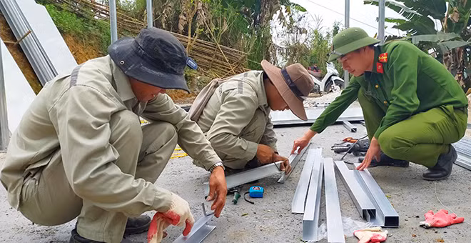 Công an xã Trung Lý, huyện Mường Lát giúp dân dựng nhà.