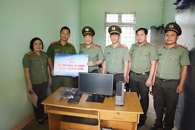 Thiếu tướng Lê Văn Hải, Cục trưởng Cục Hậu cần Bộ Công an cùng đoàn công tác thăm hỏi, chia sẻ với những khó khăn và đánh giá cao kết quả đạt được của Công an xã Đắk Plao.