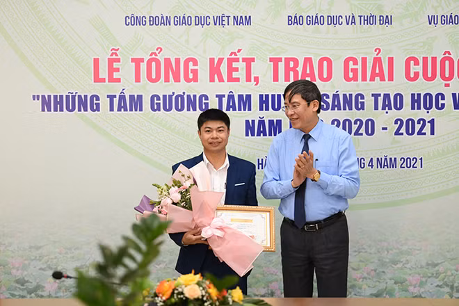 Ban tổ chức trao thưởng cho tác giả đạt giải nhất cuộc thi “Những tấm gương tâm huyết, sáng tạo học tập và làm theo lời Bác”. Ban tổ chức trao thưởng cho tác giả đạt giải nhất cuộc thi “Những tấm gương tâm huyết, sáng tạo học tập và làm theo lời Bác”.