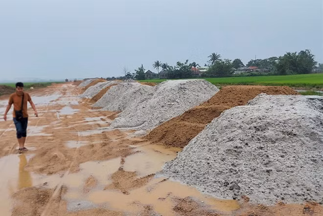 Hiện trường 400m3 cát có lẫn vỏ sò biển tại dự án đường Chợ Mai - Tân Mỹ.