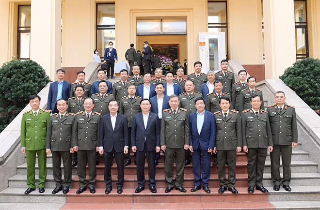 Bộ trưởng Tô Lâm, đồng chí Vương Đình Huệ và các đại biểu dự buổi làm việc.