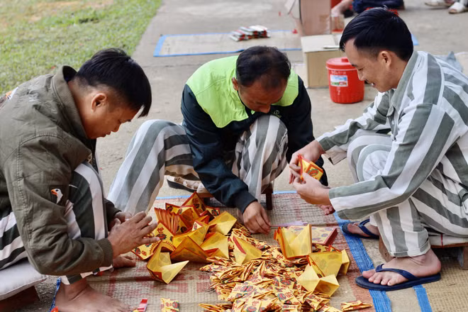 Phạm nhân trong giờ lao động sản xuất. Phạm nhân trong giờ lao động sản xuất.