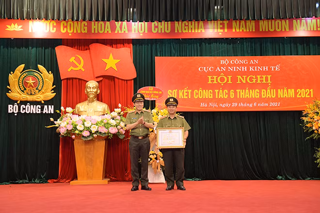 Thứ trưởng Lương Tam Quang trao Bằng khen của Bộ trưởng Bộ Công an tặng Trung tướng Nguyễn Đình Thuận. Thứ trưởng Lương Tam Quang trao Bằng khen của Bộ trưởng Bộ Công an tặng Trung tướng Nguyễn Đình Thuận.