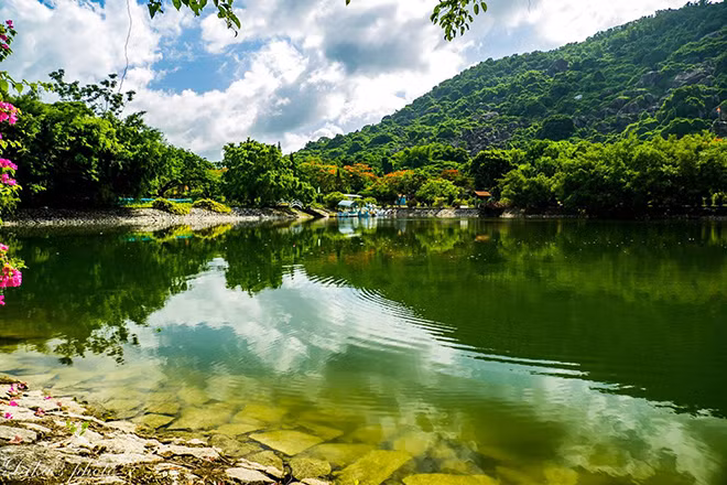 Non nước hữu tình đẹp lãng mạn làm xiêu lòng du khách.