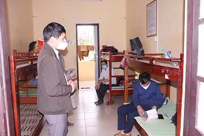 Bác sĩ Quách Xuân Loan (bên trái) thăm hỏi, động viên bệnh nhân. Bác sĩ Quách Xuân Loan (bên trái) thăm hỏi, động viên bệnh nhân.