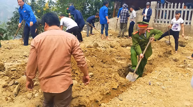 Công an huyện Mường Lát giúp dân dựng nhà.