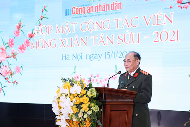 Đại tá Trần Kim Thẩm, Phó Tổng Biên tập Báo CAND phát biểu tại buổi gặp mặt.