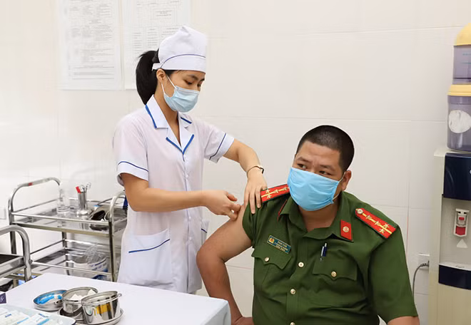 100 CBCS Trại giam Hồng Ca đã được tiêm vaccine phòng chống COVID-19.