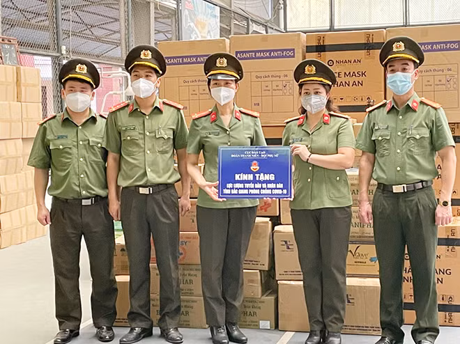 Đồng chí Trần Thị Lan Anh, Chủ tịch Hội Phụ nữ Cục Đào tạo trao quà, nhu yếu phẩm cho Công an tỉnh Bắc Giang. Đồng chí Trần Thị Lan Anh, Chủ tịch Hội Phụ nữ Cục Đào tạo trao quà, nhu yếu phẩm cho Công an tỉnh Bắc Giang.