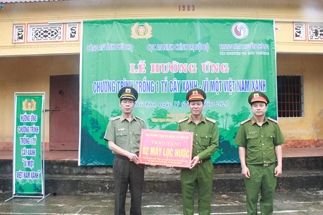 Cục An ninh Chính trị Nội bộ trao tặng 2 máy lọc nước cho cơ sở sản xuất thuộc Trại tạm giam Công an tỉnh Phú Thọ và đại diện xã Liên Hoa