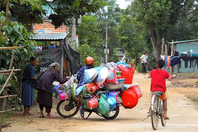 Nhiều người chạy chợ vùng biên để mang hàng hóa tới các buôn làng.